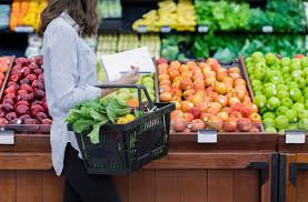 Handlar grönsaker i butik
